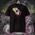 T-shirt unisexe noir, vu de face et portant le design "Abstraction 2" coloré en blanc craie et magenta