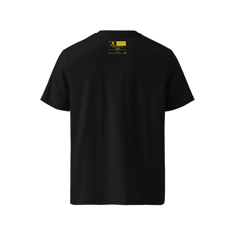 T-shirt unisexe noir, vu de dos et portant l'étiquette de la collection "Ignorance" coloré en jaune soleil