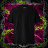  T-shirt unisexe noir, vu de dos et portant l'étiquette de la collection "Ignorance" coloré en magenta