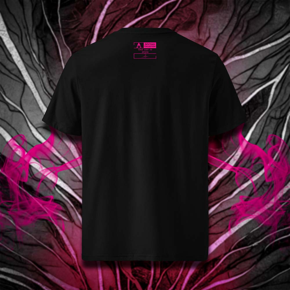 T-shirt unisexe noir, vu de dos et portant l'étiquette de la collection "Mytho" coloré en magenta