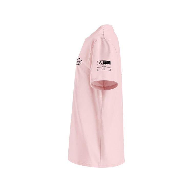 Maillot original rose, vu de profil et portant l'étiquette de la collection 