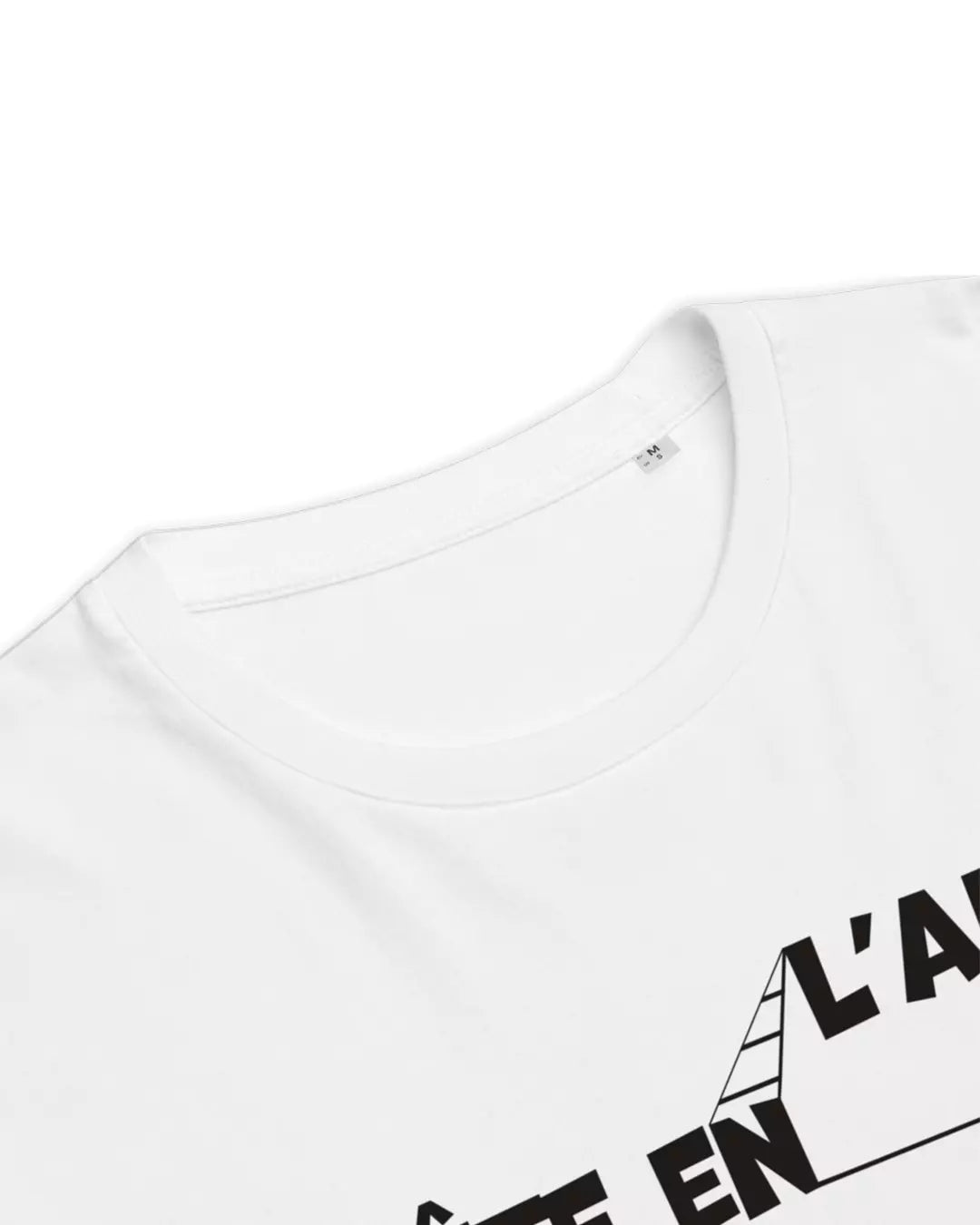 Col du t-shirt blanc Tête en l'air vu de près