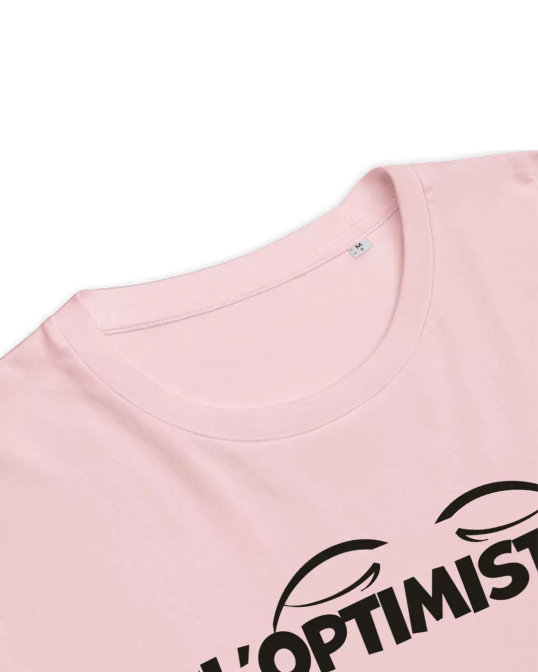 Col du t-shirt rose l'optimiste vu de près