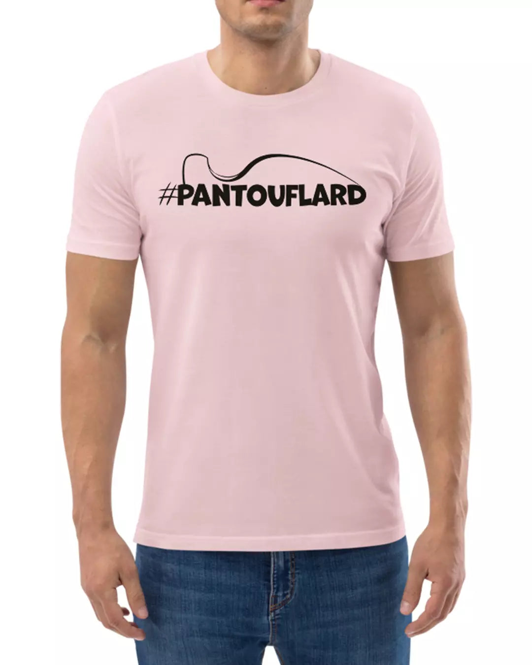 Un homme portant le t-shirt rose pantouflard vu de face