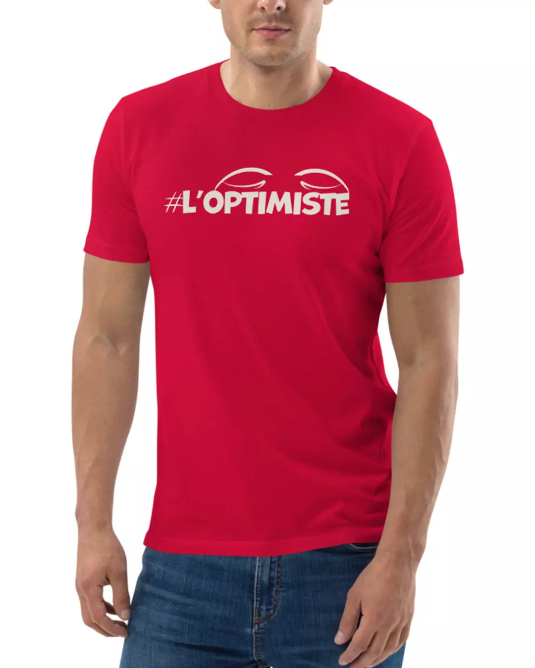 Un homme portant le t-shirt rouge l'optimiste vu de face