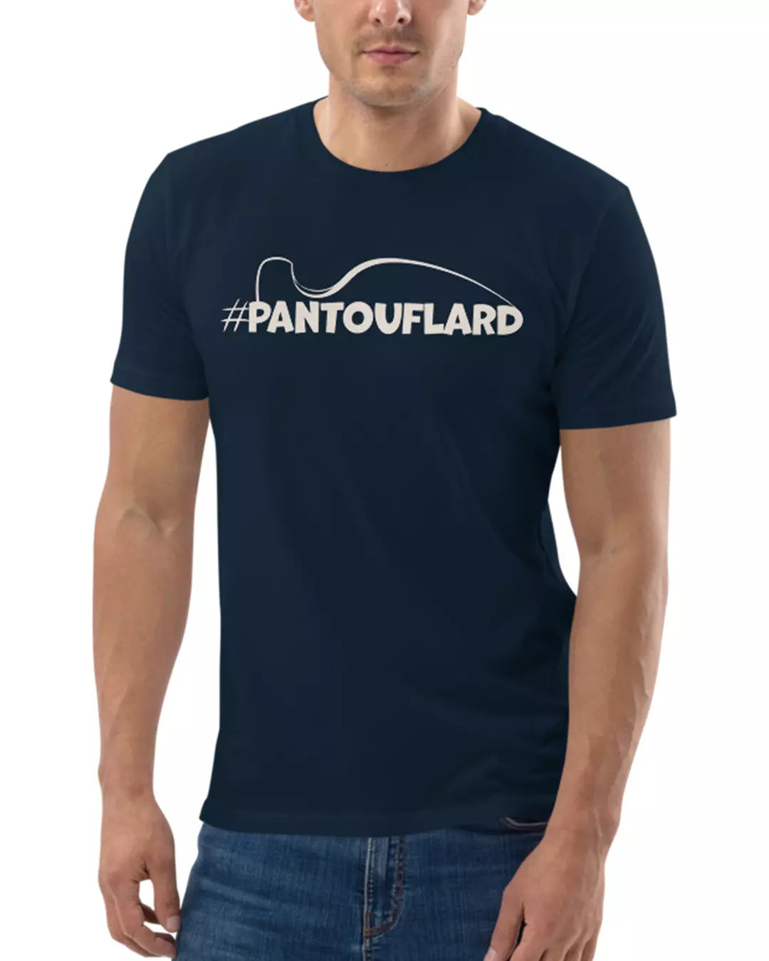 Un homme portant le t-shirt french navy pantouflard vu de face