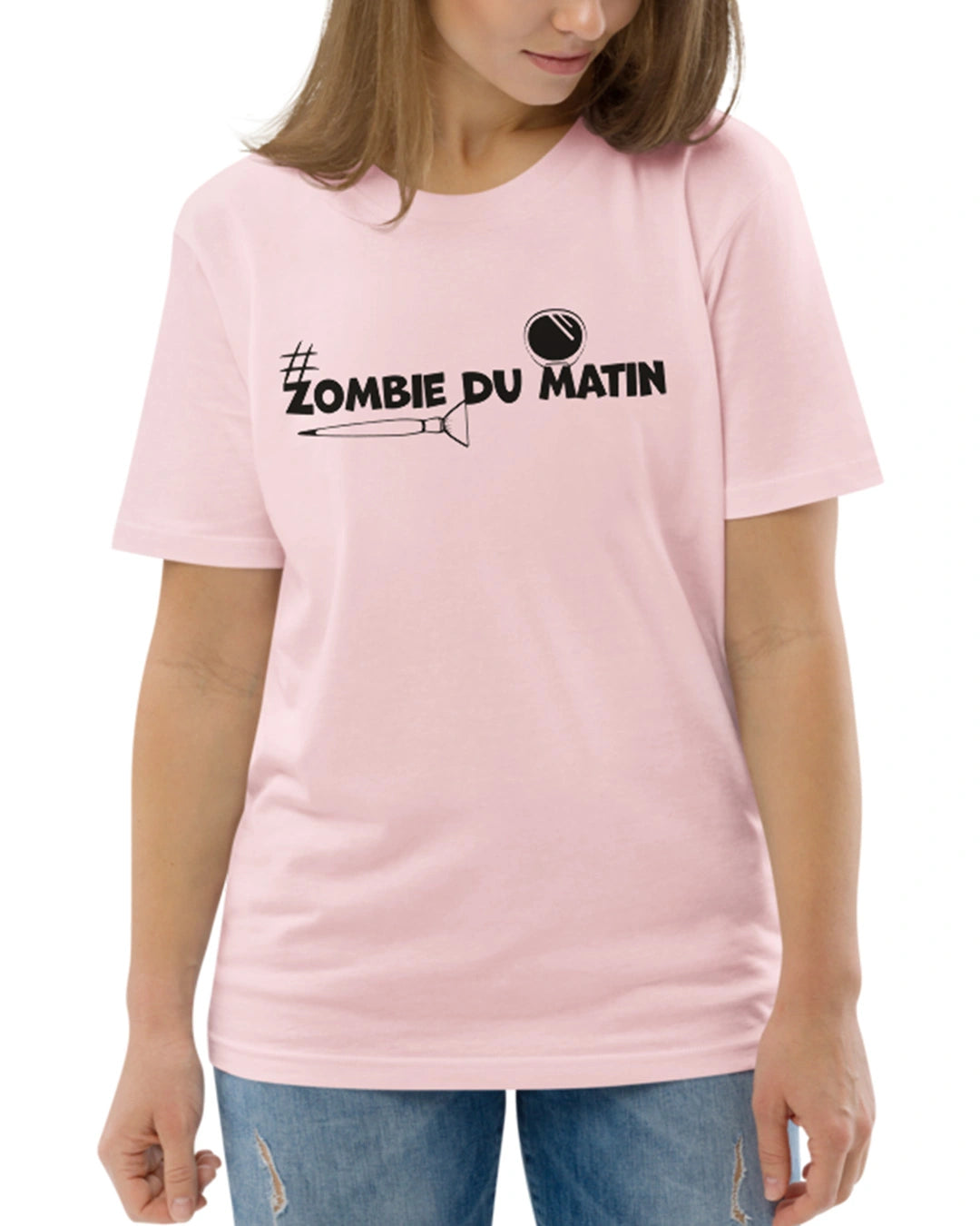 Une femme de face portant le t-shirt humoristique "Zombie du matin"