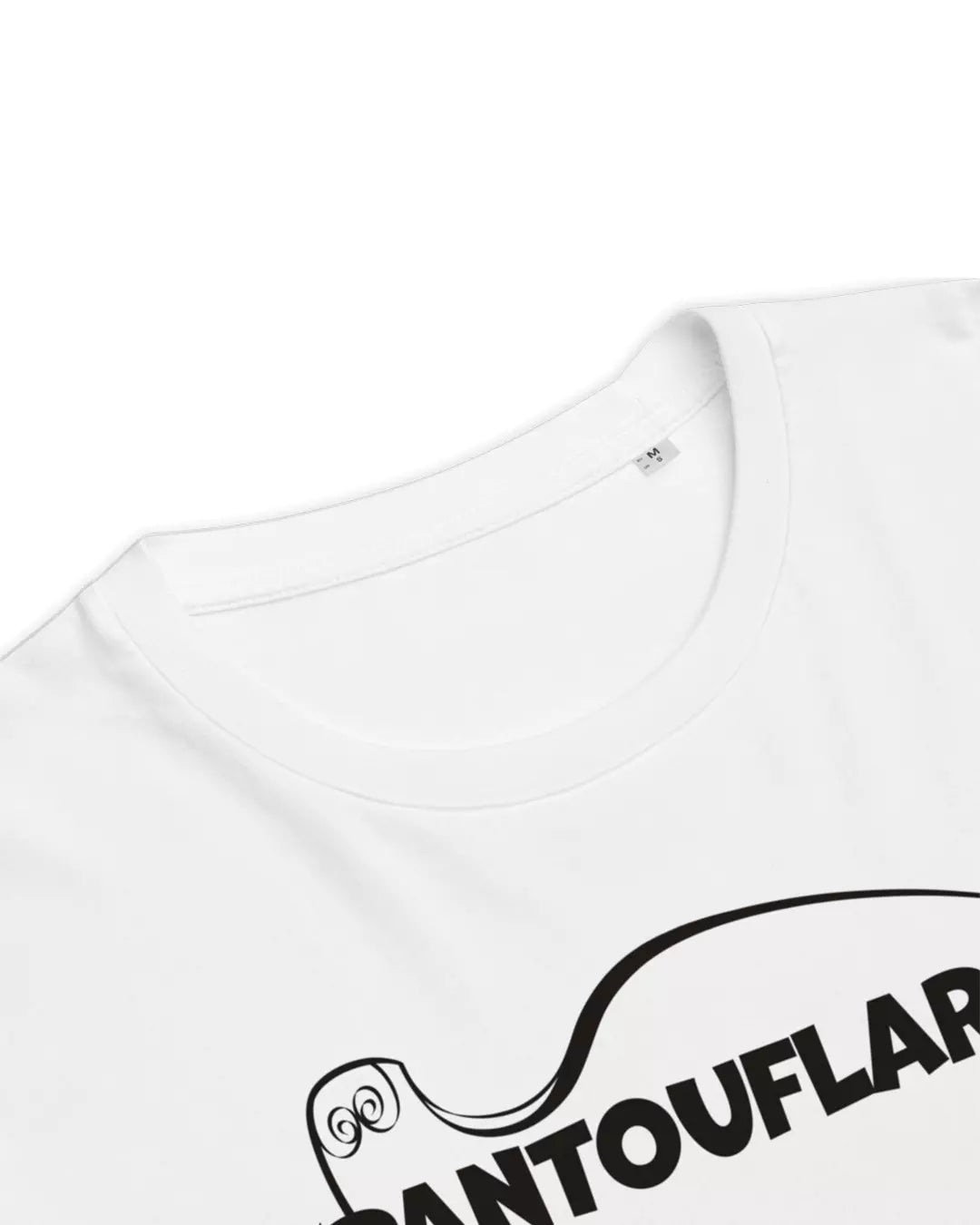 Col du t-shirt blanc pantouflarde vu de près