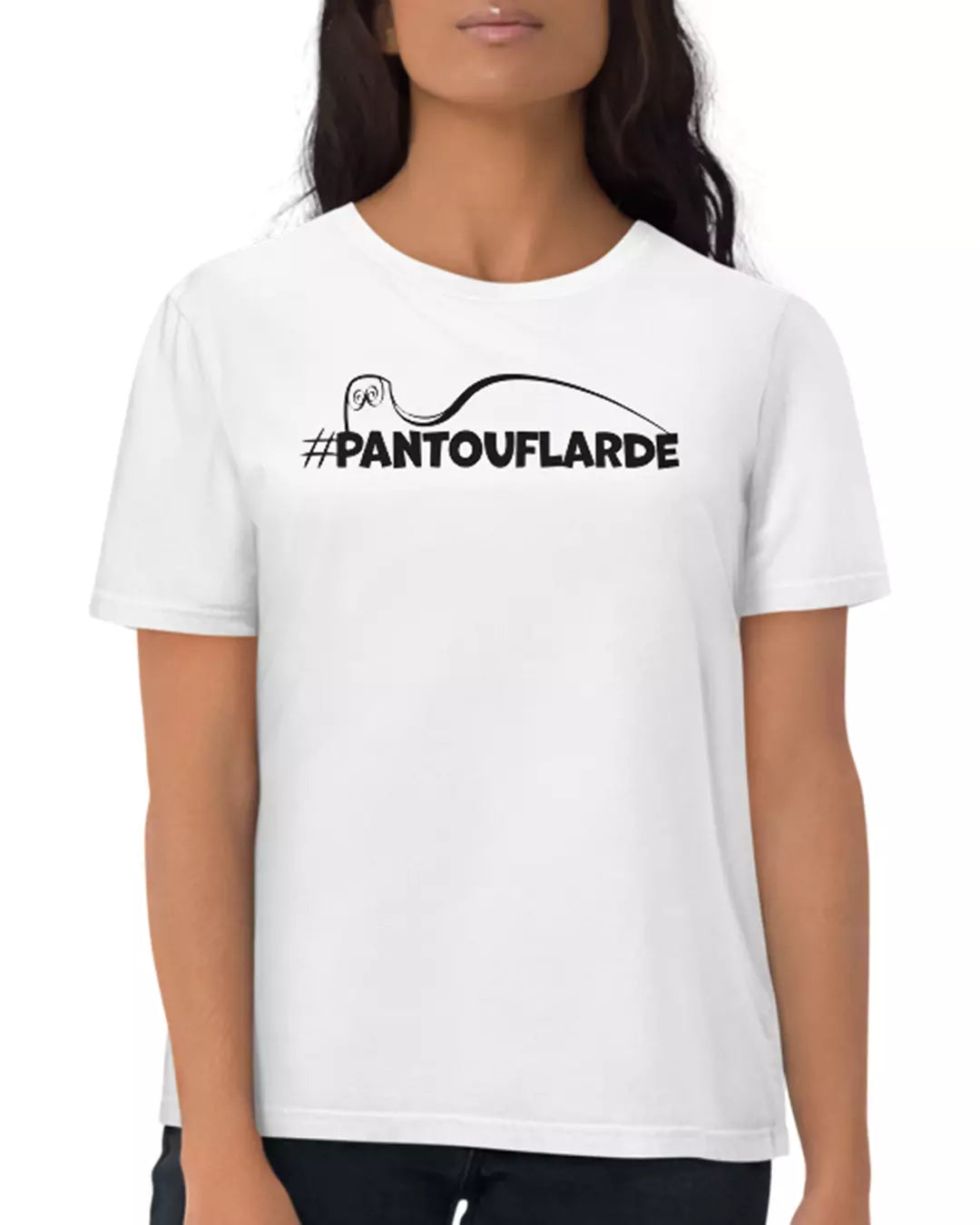 Unr femme portant le t-shirt blanc pantouflarde vu de face 