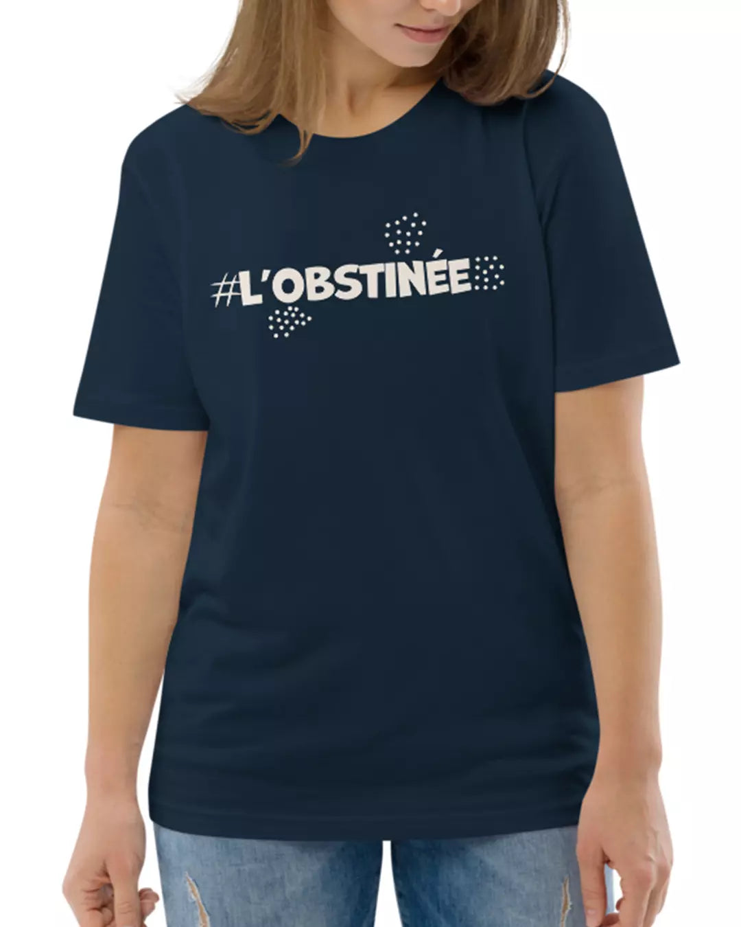 Une femme portant le t-shirt french navy l'obstinée vu de face