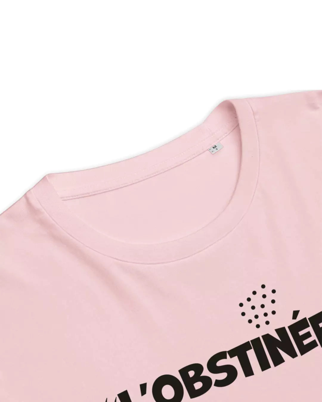 Col du t-shirt rose l'obstinée vu de près